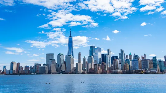Panoramic view of Manhattan skyline with One World Trade Center from across the Hudson River